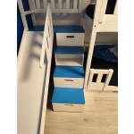 Spielbett aus Massivholz mit Treppe und Rutsche für Kinder